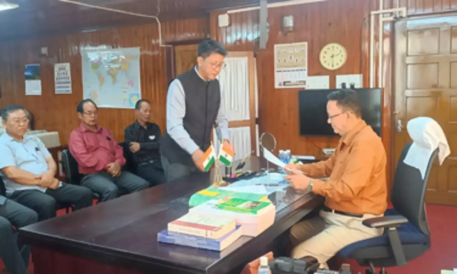 Mizoram News: 5 निर्दलीय विधायकों ने दिया इस्तीफा, इस पार्टी से लड़ेंगे चुनाव Mizoram News: 5 निर्दलीय विधायकों ने दिया इस्तीफा, इस पार्टी से लड़ेंगे चुनाव
