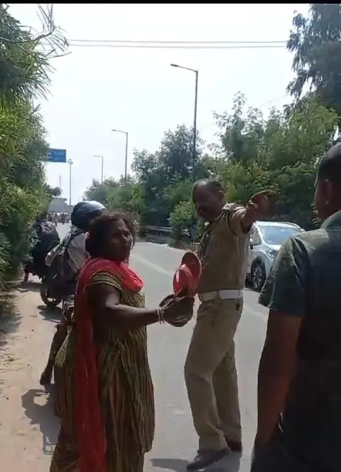 मैं तो जेल जाउंगी : ई-रिक्शा महिला चालक ने दरोगा को चप्पल-चप्पल कूटा
