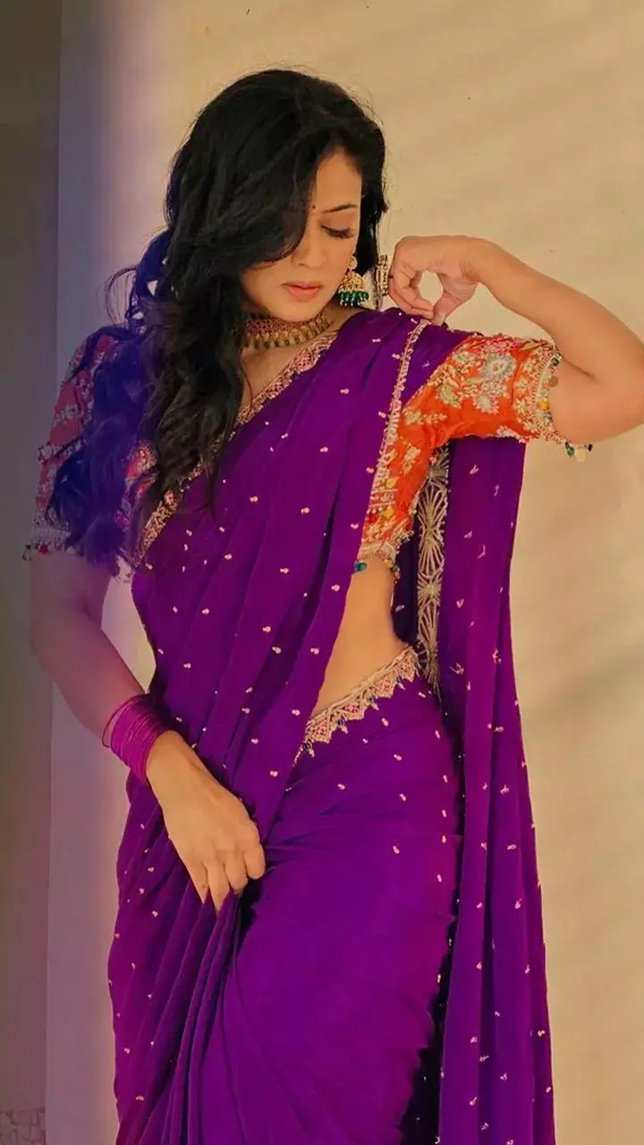 Shweta Tiwari को खूबसूरत साड़ी में देख क्रेजी हुए फैंस, नजरें झुकाकर दिए कातिलाना पोज