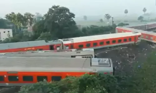 Buxar Train Accident: बिहार के बक्सर में कामाख्या जा रही नॉर्थईस्ट एक्सप्रेस के कई डिब्बे पटरी से उतरे, कई लोग घायल