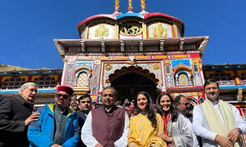 Mukesh Ambani News: मुकेश अंबानी पहुंचे बद्रीनाथ धाम, परिवार सहित भगवान बद्री विशाल की विशेष पूजा की