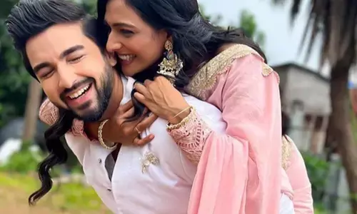 Bhagya Lakshmi TV Show : भाग्य लक्ष्मी के सेट पर शरारत करते हैं अभिनेता रोहित सुचांती...