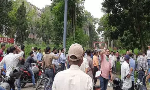 Jharkhand News: HEC के कर्मचारी सड़क पर उतरे, 19 महीने के बकाया वेतन की कर रहे मांग