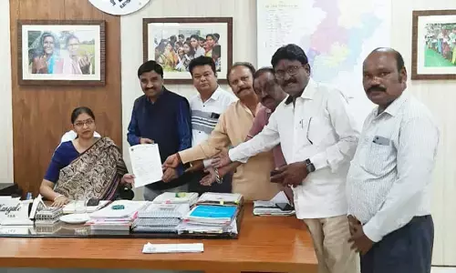 CG-बीमार, दिव्यांग और महिला कर्मियों की ड्यूटी निर्वाचन कार्य में नहीं लगाई जाए, फेडरेशन ने मुख्य निर्वाचन पदाधिकारी से की मुलाकात, वेतनभोगी कर्मचारियों को मानदेय देने की रखी मांग