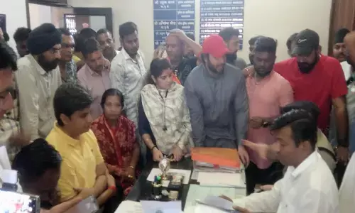 CG बड़ी खबर: कमिश्नर पर पार्षद से हाथापाई और मारपीट का आरोप, भाजपाइयों ने एफआईआर की मांग को लेकर थाना घेरा