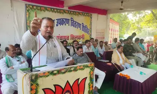 Dr Rampal Singh Biography: कौन हैं विधायकी लड़ रहे सांसद डॉ रामपाल सिंह