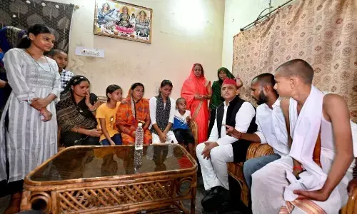 Deoria News: देवरिया पहुंचे अखिलेश यादव ने योगी पर साधा निशाना, कहा बीजेपी घटना पर कर रही राजनीति।