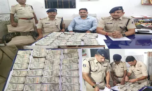 Raigarh News: 3 कार में मिले साढ़े 15 लाख, पुलिस जांच में जुटी...