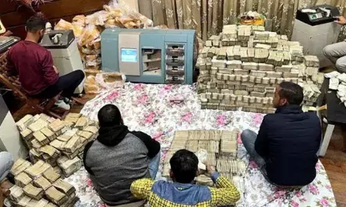 Karnataka News: कर्नाटक में IT डिपार्टमेंट ने मारी रेड, गहने समेत 102 Crore की संपत्ति जब्त, जानिए पूरा मामला