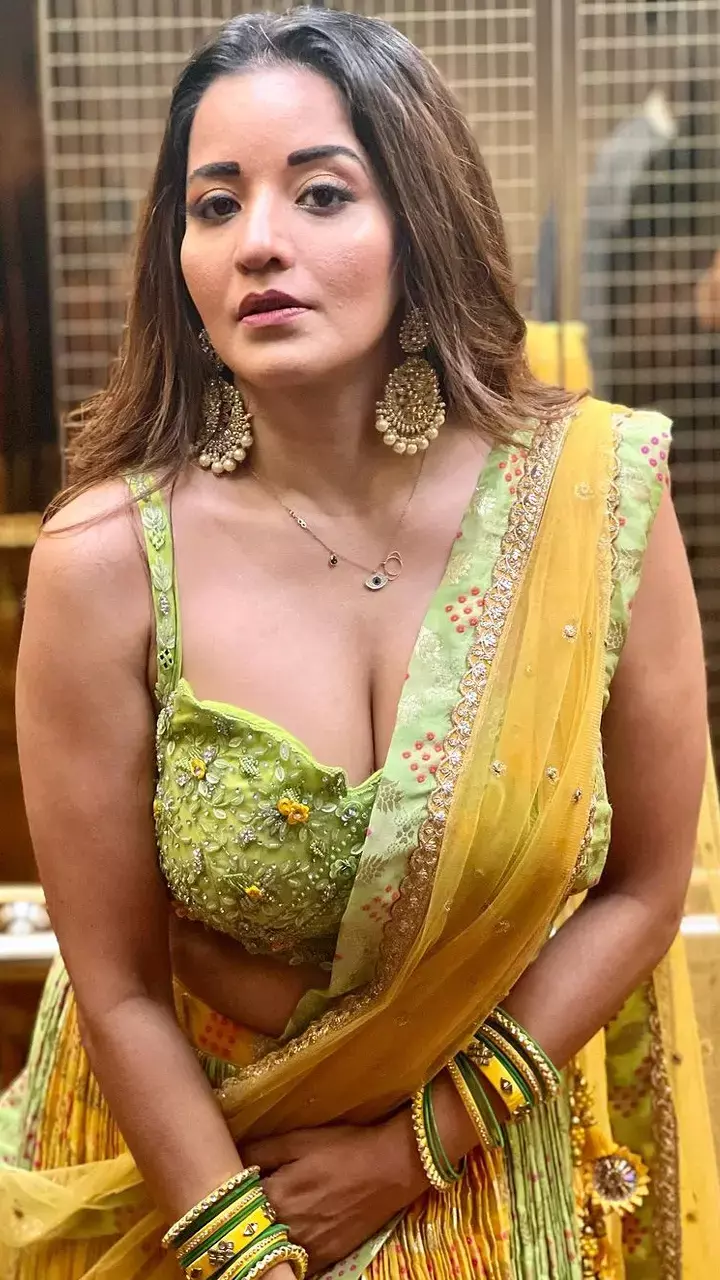 मोनालिसा ने लहंगे में दिए हॉट पोज, सिजलिंग लुक से सोशल मीडिया पर मचाया धमाका