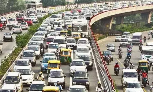 Noida Old Car: पुरानी गाड़ी चला रहे हैं तो हो सकती है परेशानी, प्रदूषण को लेकर नोएडा पुलिस का अभियान शुरू