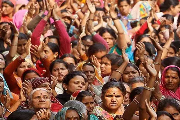 Female Candidates:: महिलाओं को टिकट देने में कंजूसी, 83 सीटों में सिर्फ 14 महिलाएं, भाजपा की 86 सीटों में 15 महिलाएं