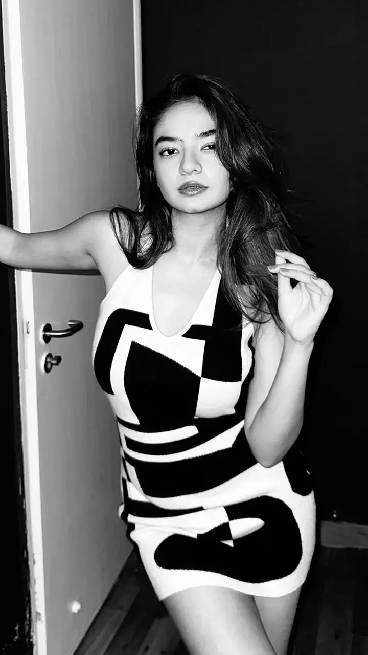 छोटी ड्रेस पहन बेबाक हुईं अनुष्का सेन, हॉट तस्वीरों को देख मचला लोगों का दिल