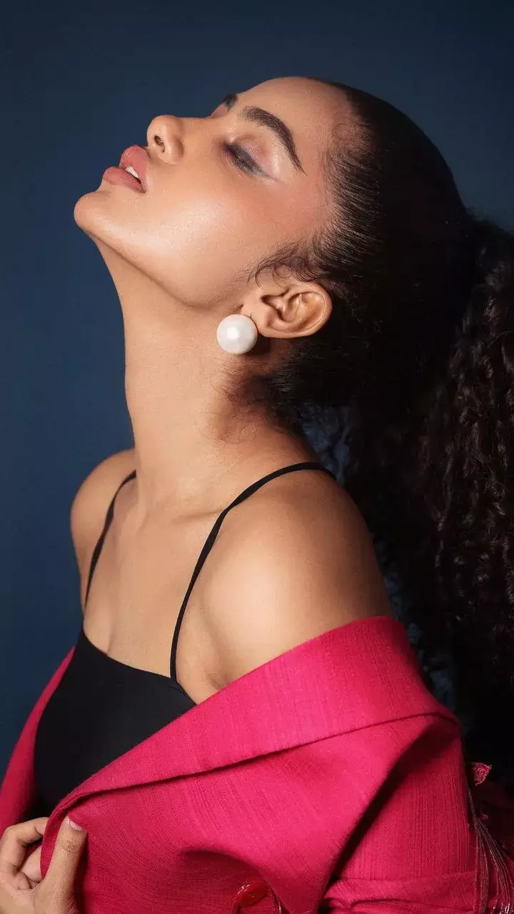 ट्रांसपेरेंट ड्रेस में अनुपमा परमेश्वरन ने दिया ऐसा पोज, किलर लुक में टिकी लोगों की निगाहें