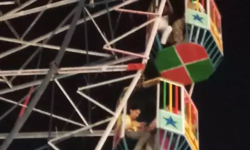 Delhi News: दिल्ली में नवरात्रि मेले में विशालकाय झूला जाम, मच गई चीख-पुकार, फिर क्या हुआ?