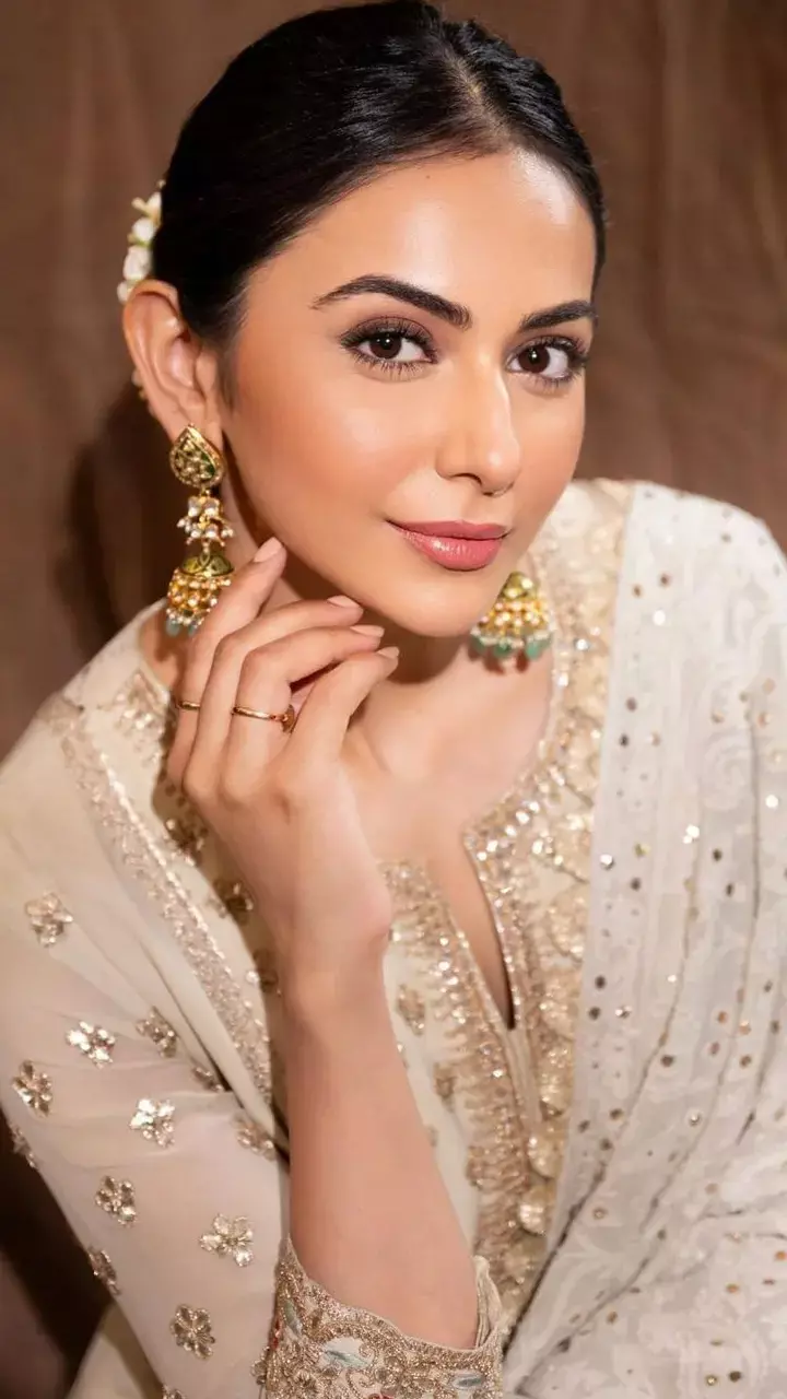 रकुल प्रीत ने किलर सूट में बिखेरा हुस्न का जलवा, देखें कातिलाना फोटोज...