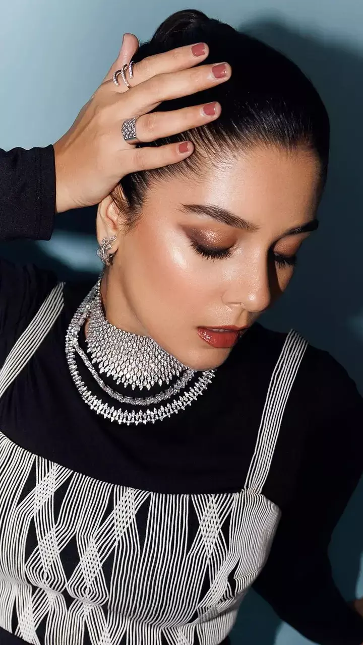 पूजा गौर ने ब्लैक ड्रेस में दिखाया बोल्ड अंदाज, वायरल हुई तस्वीरें