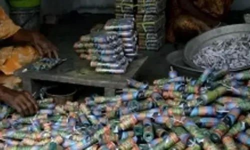 Delhi News: दिल्ली में एक टन से ज्यादा अवैध पटाखे जब्त, पुलिस ने दो लोगों को किया गिरफ्तार