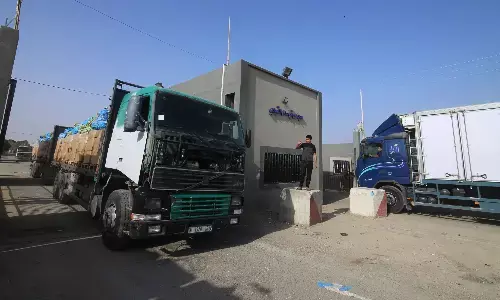 Israel-Hamas War: संघर्ष के बाद पहली बार राहत सामग्री से भरे 20 ट्रकों ने गाजा में  किया प्रवेश, उत्तरी इलाके में इंटरनेट बंद