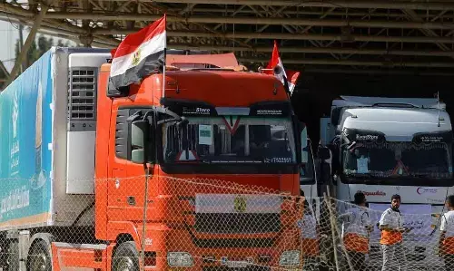 Gaza Aid Truck: इजरायल युद्ध के 14 दिन बाद गाजा में पहुंचे मदद के ट्रक, जानिए पूरा मामला