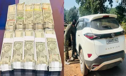 Dhamtari News: कार में मिली 500-500 रूपए के नोटों की 20 गड्डी, पुलिस जांच में जुटी...