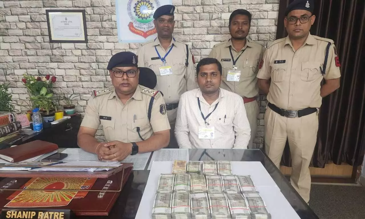 Raigarh News: चेकिंग दौरान बाइक चालक के बैग में मिला 7.42 लाख, पुलिस जांच में जुटी