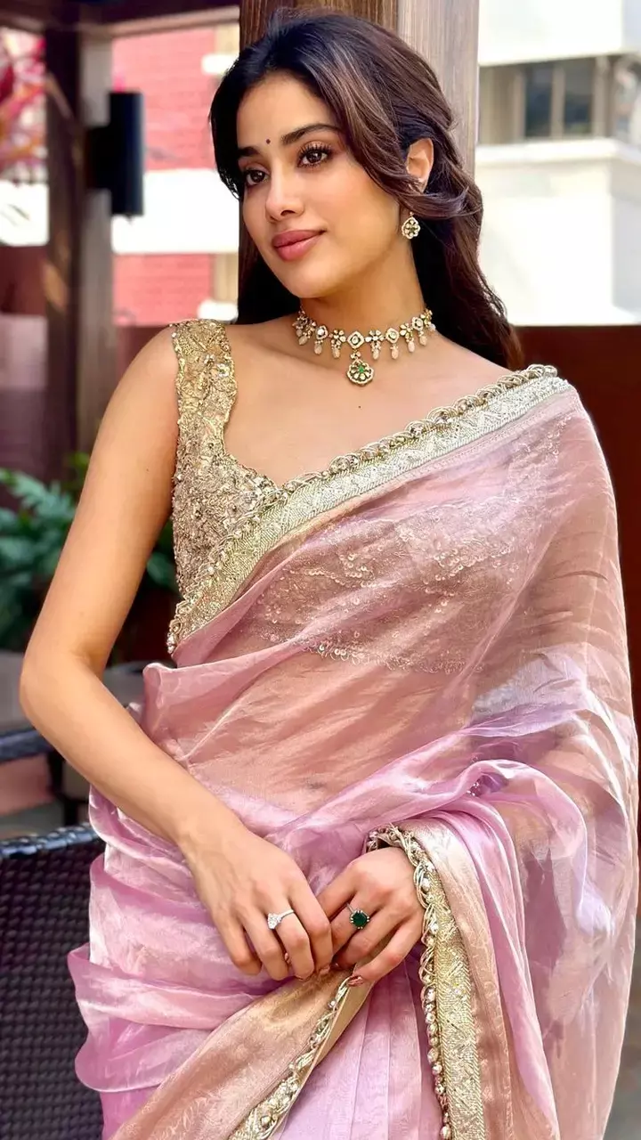 साड़ी में जान्हवी कपूर ने मचाया कहर, कयामत हुस्न और अदाएं देख बेकाबू हुए फैंस