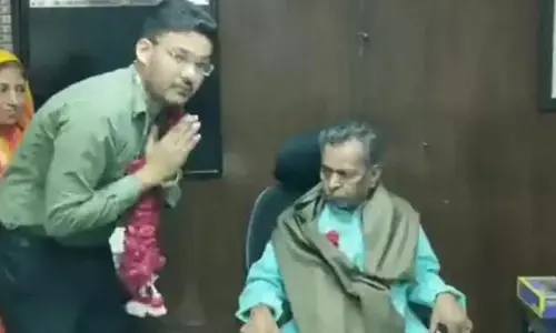 IAS ने अपनी कुर्सी पर बिठाया पुजारी को, हाथ जोड़कर किया स्वागत, वीडियो वायरल