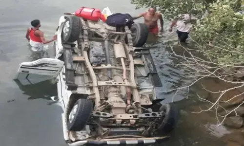 Jharkhand News: दशहरे के दिन एक ही परिवार के पांच की मौत, हादसे से पहले ली सेल्फी, तालाब में गिरी कार, दो बच्चे और माता-पिता सहित पांच की गई जान