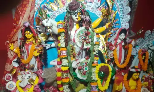 Uttar Dinajpur Road Accident: बंगाल में तेज रफ्तार ट्रक ने दुर्गा पूजा में आए दो लोगों को कुचला, तलाश जारी