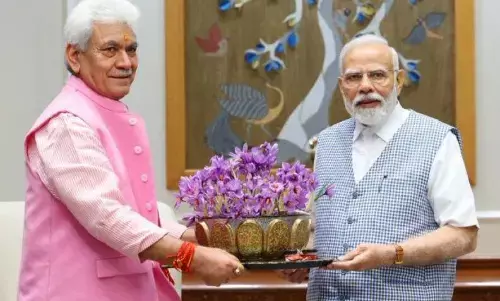 Jammu Kashmir: LG मनोज सिन्हा ने दिल्ली में प्रधानमंत्री मोदी से की मुलाकात, घाटी के हालातों पर हो सकती है चर्चा