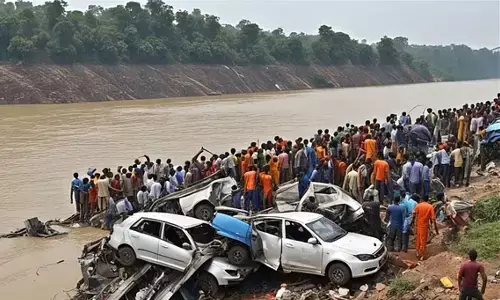 Jharkhand News: देवघर में बड़ा सड़क हादसा, पुल से गिरी कार, एक साल के मासूम सहित 5 की मौत