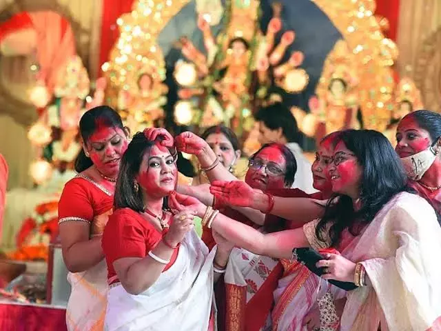 Sindoor khela in Bengal: आज होगी बंगाल में सिंदूर खेला की रस्म, मां को प्रेमपूर्वक दी जाएगी विदाई