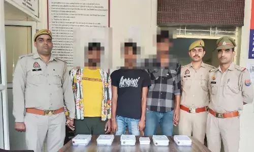 Ghaziabad News: गाजियाबाद में तीन शातिर लुटेरे गिरफ्तार, छह मोबाइल और एक बाइक बरामद