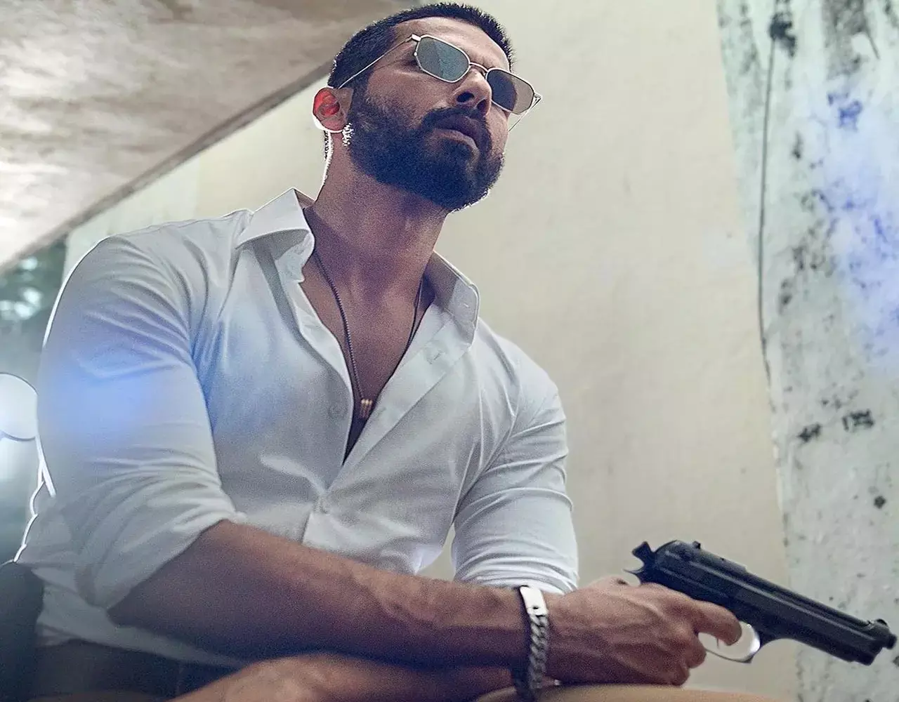 Deva Movie First Look: शाहिद कपूर की फिल्म देवा का फर्स्ट लुक जारी, पुलिसवाले के किरदार में एक्टर का दिख धमाकेदार एक्शन...