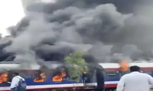 UP News: ट्रेन की दो बोगी में लगी आग, यात्रियों में मची चीख-पुकार....