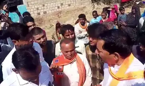 MP Election 2023: चुनाव प्रचार के लिए गए मंत्री सुरेश राठखेड़ा का लोगों ने किया जमकर विरोध, जानिए फिर क्या हुआ