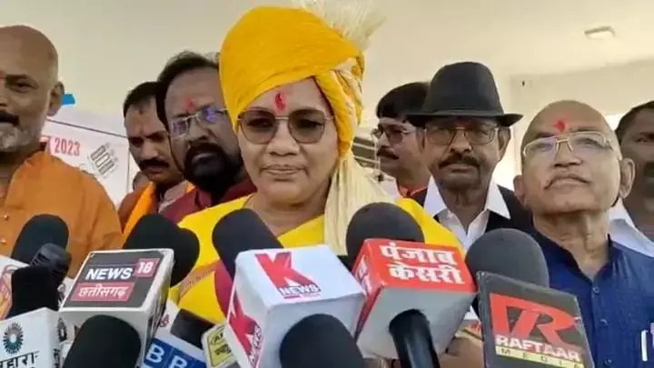 CG-बड़ी खबरः सरकारी प्रांगण में प्रत्याशी की सभा, कलेक्टर ने पल्ला झाड़ा, केंद्रीय मंत्री बोलीं....शिकायत करूंगी, देखिए वीडियो