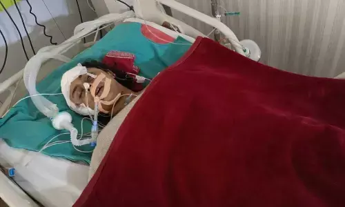 Ghaziabad Crime News: बीटेक छात्रा से बदमाशों ने लूटा मोबाइल, छीना झपटी में सड़क पर गिरी, गंभीर हालत में अस्पताल में भर्ती