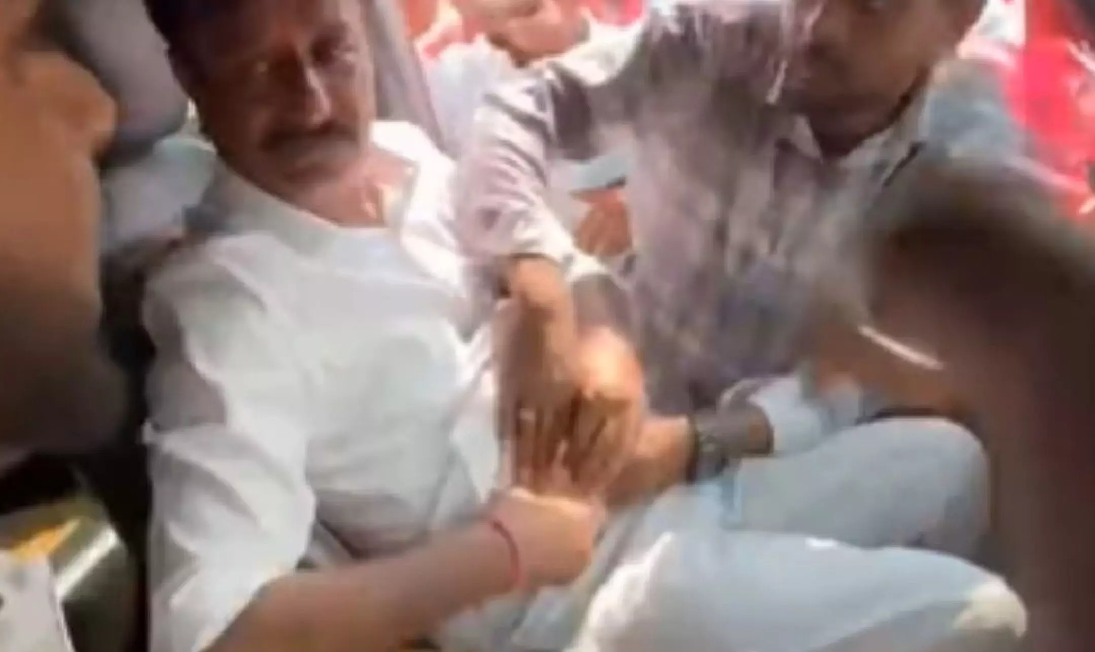 Prabhakar Reddy: तेलंगाना में चुनाव प्रचार के दौरान BRS के सांसद प्रभाकर रेड्डी पर चाकू से हमला, हमलावर गिरफ्तार Prabhakar Reddy: तेलंगाना में चुनाव प्रचार के दौरान BRS के सांसद प्रभाकर रेड्डी पर चाकू से हमला, हमलावर गिरफ्तार