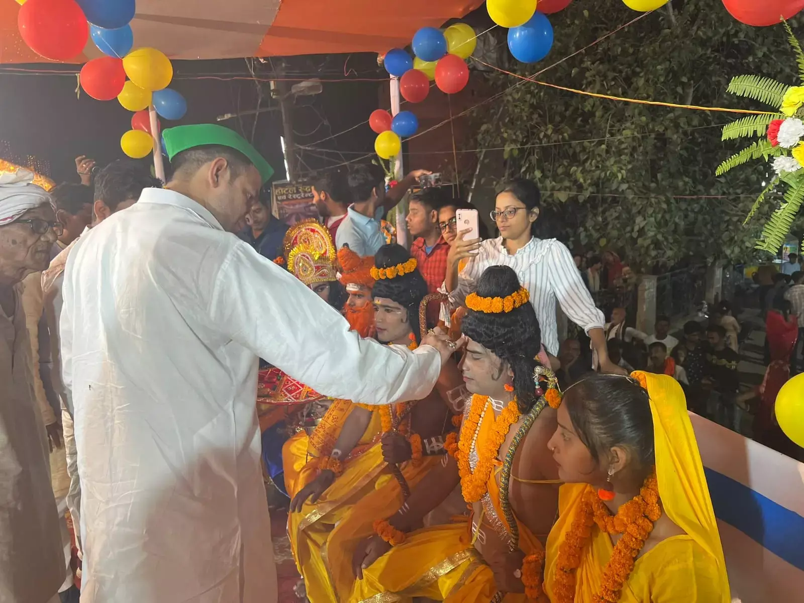 Tej Pratap News:पिता लालू की कर्मभूमि सारण से चुनाव लड़ सकते हैं तेजप्रताप, बांसुरी बजाकर युवाओं को दे दी ये खास नसीहत
