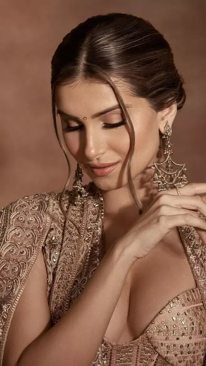 गोल्डन ड्रेस में तारा सुतारिया ने बिखेरा जलवा, कयामत लुक ने सोशल मीडिया में लगाया आग