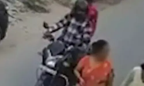 Ghaziabad Crime News: गाजियाबाद में दिनदहाड़े बूढी महिला से लूट, वारदात को अंजाम देकर भागे लुटेरे