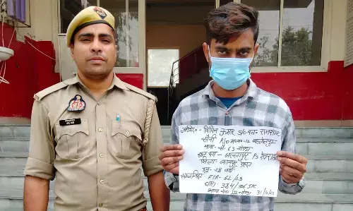 Noida Crime News: झूठे केस में फंसाने के नाम पर कर रहा था ब्लैकमेल, वांछित गिरफ्तार, महिला फरार