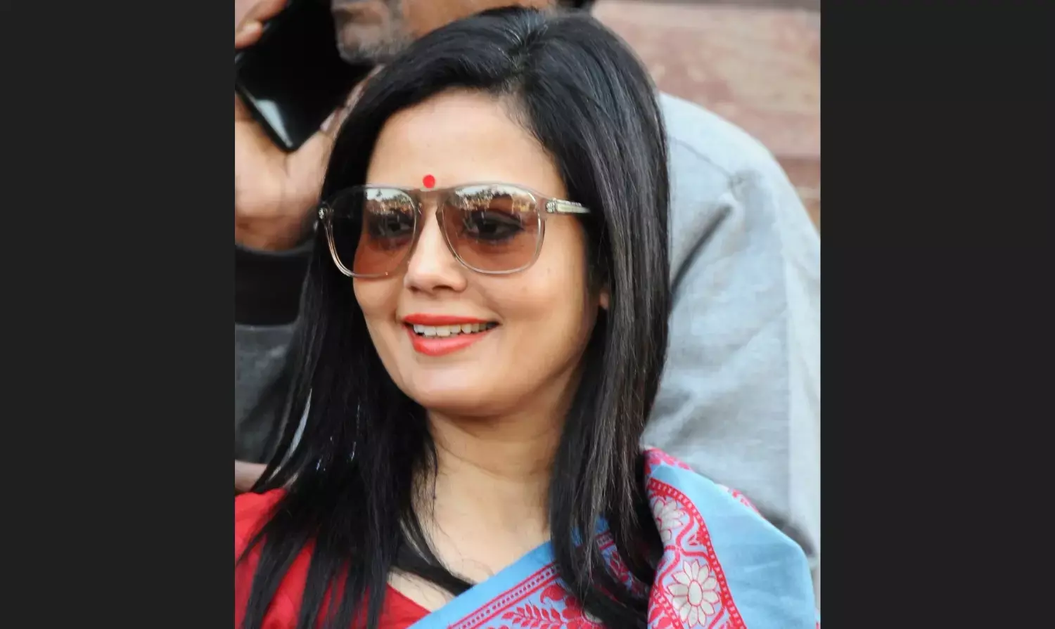 Phone Hacking Row: संसद में होगी एप्पल के अफसरों की पेशी, महुआ ने भी लिखा लोकसभा स्पीकर को पत्र