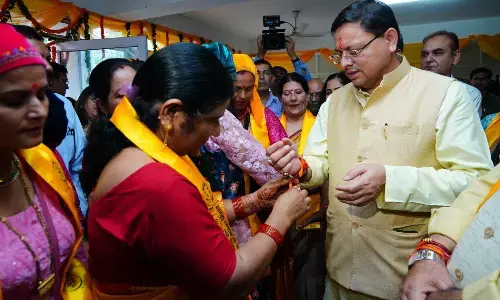 Uttarakhand News: उत्तराखंड के CM पुष्कर सिंह धामी ग्लोबल इन्वेस्टर समिट के लिए अहमदाबाद पहुंचे