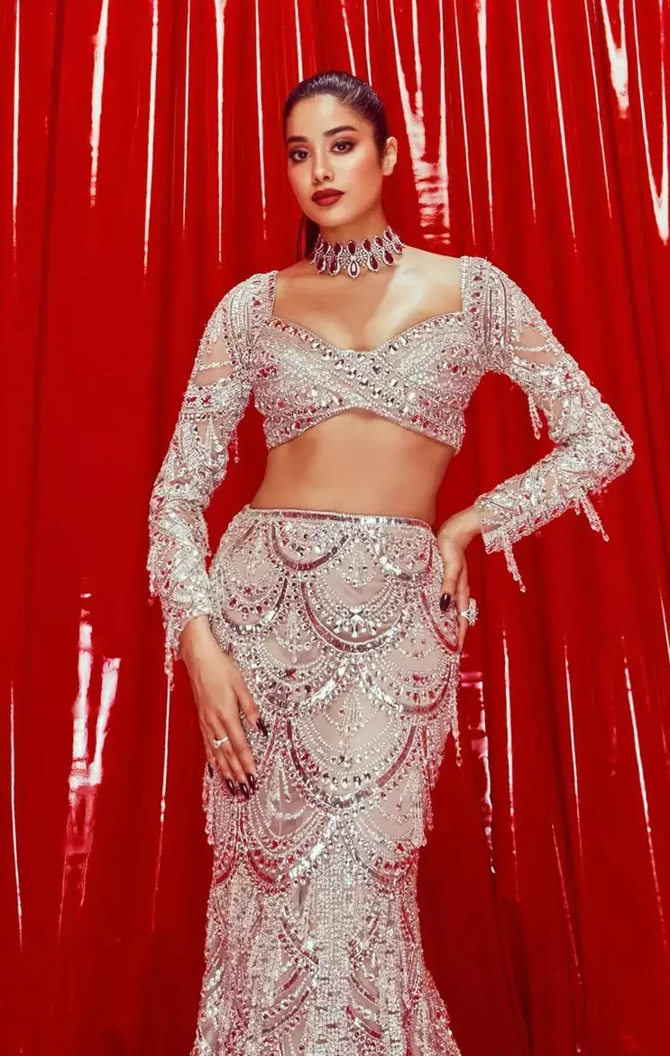 हॉट ड्रेस में जान्हवी कपूर का कातिलाना लुक, देखिए एक्ट्रेस के बोल्ड वीडियो-फोटोज...