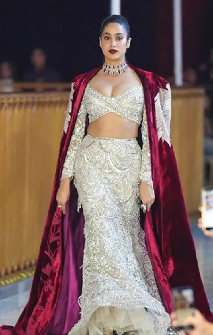 हॉट ड्रेस में जान्हवी कपूर का कातिलाना लुक, देखिए एक्ट्रेस के बोल्ड वीडियो-फोटोज...