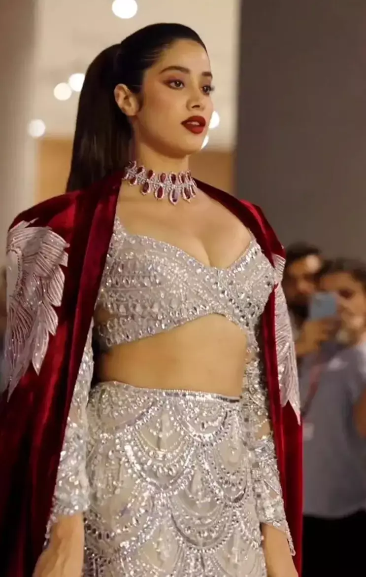 हॉट ड्रेस में जान्हवी कपूर का कातिलाना लुक, देखिए एक्ट्रेस के बोल्ड वीडियो-फोटोज...