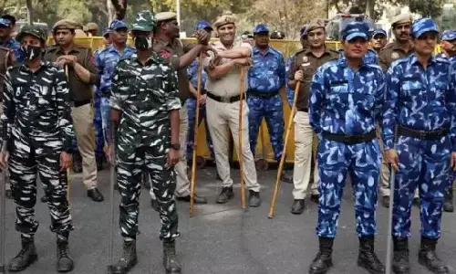 केजरीवाल से पूछताछ: केजरीवाल के घर से ED दफ्तर तक का इलाका बना छावनी, दिल्ली की सड़कों पर आज मिल सकता है जाम